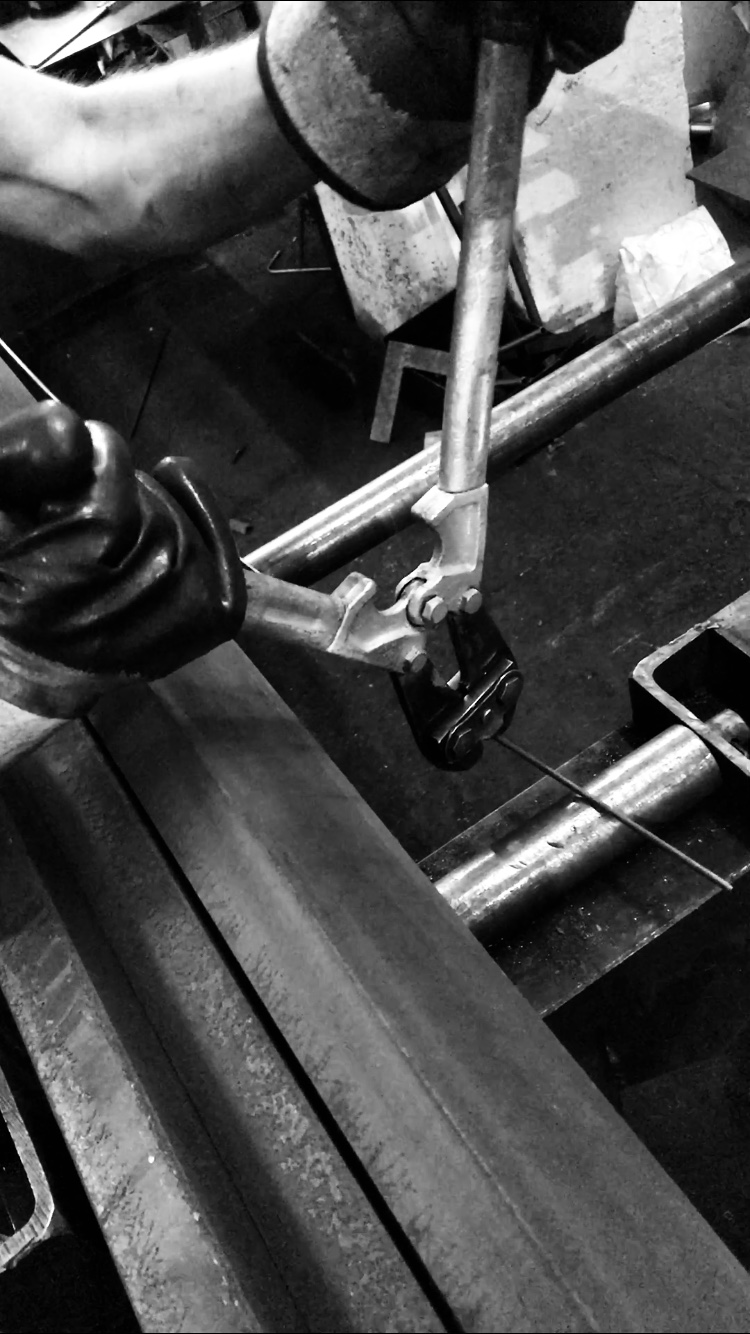 巴塞罗那的暗黑艺术时尚空间-19