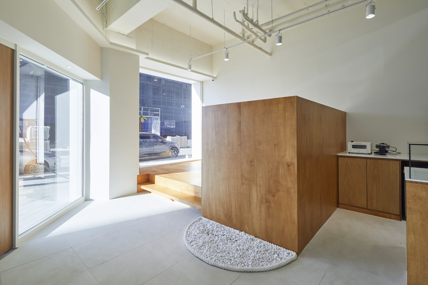 首尔 CAFÉ 4LEAF | 极简白的小清新咖啡厅设计-15