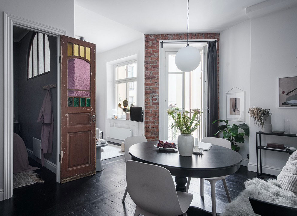 瑞典 42 平米奇趣公寓 | 彩绘玻璃门与黑色木地板的创意设计-9