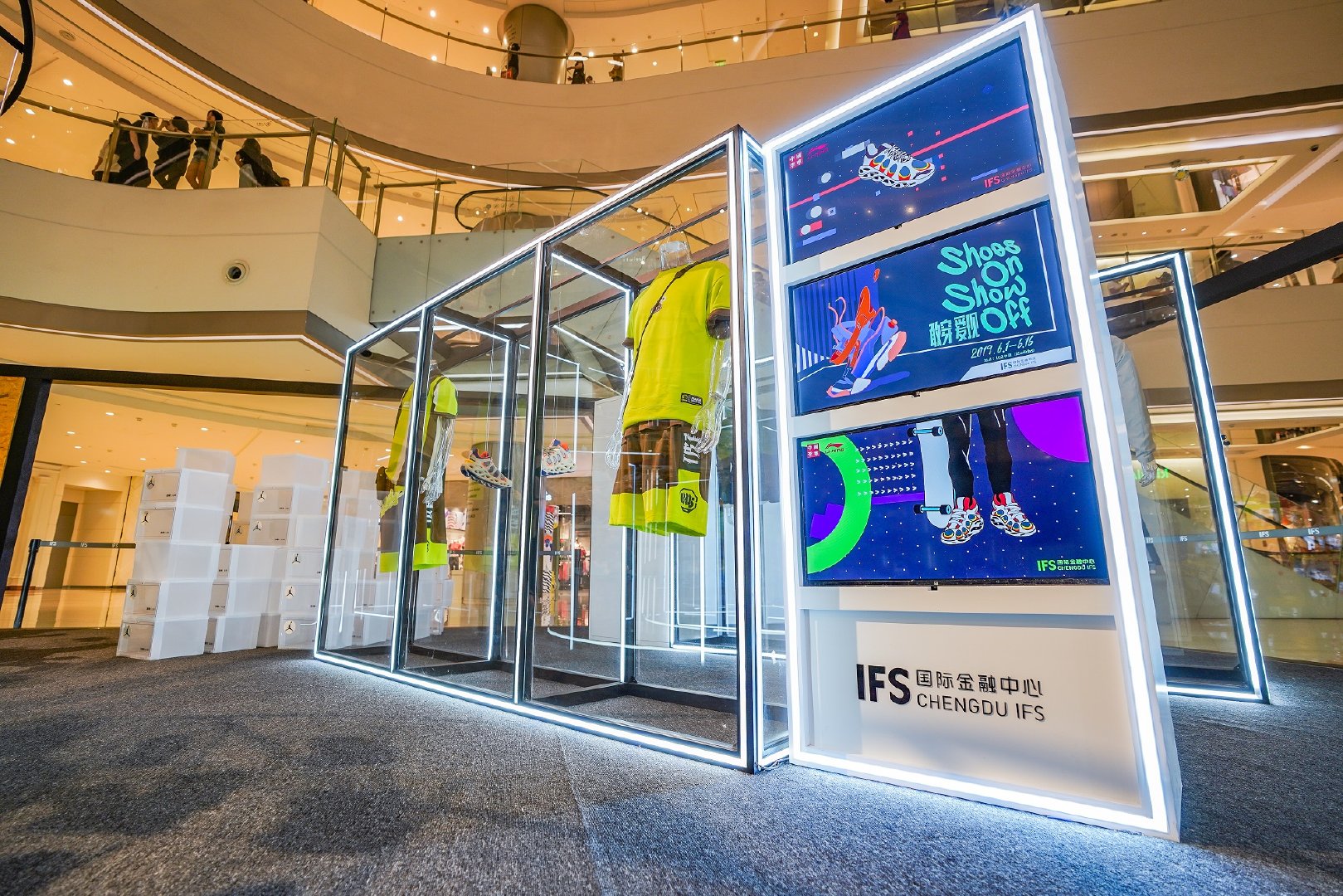 成都 IFS 时尚召集令 | 动感灯管串联全场的靓丽视觉设计-17