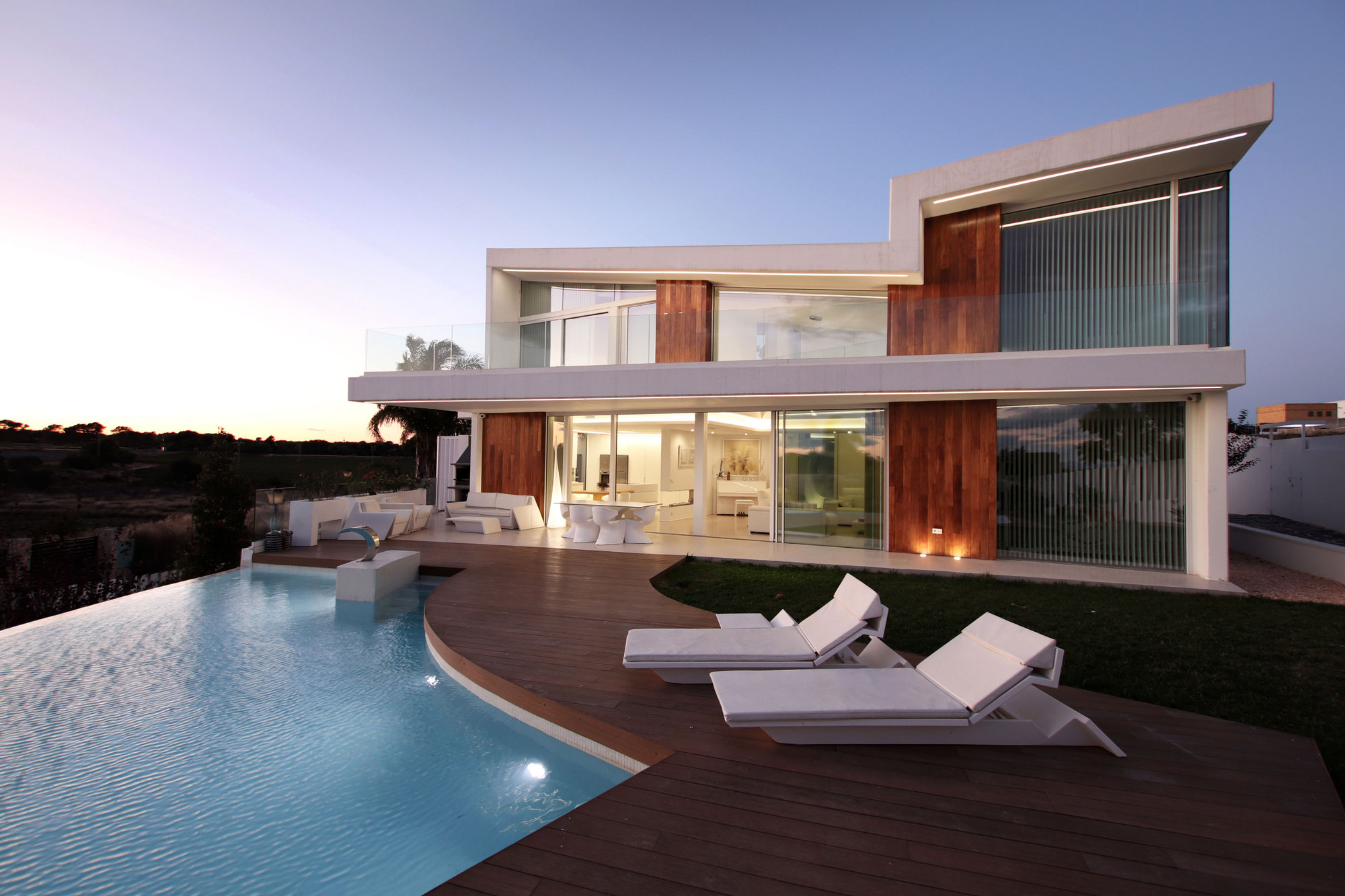 复杂地块上的曲线别墅设计-15