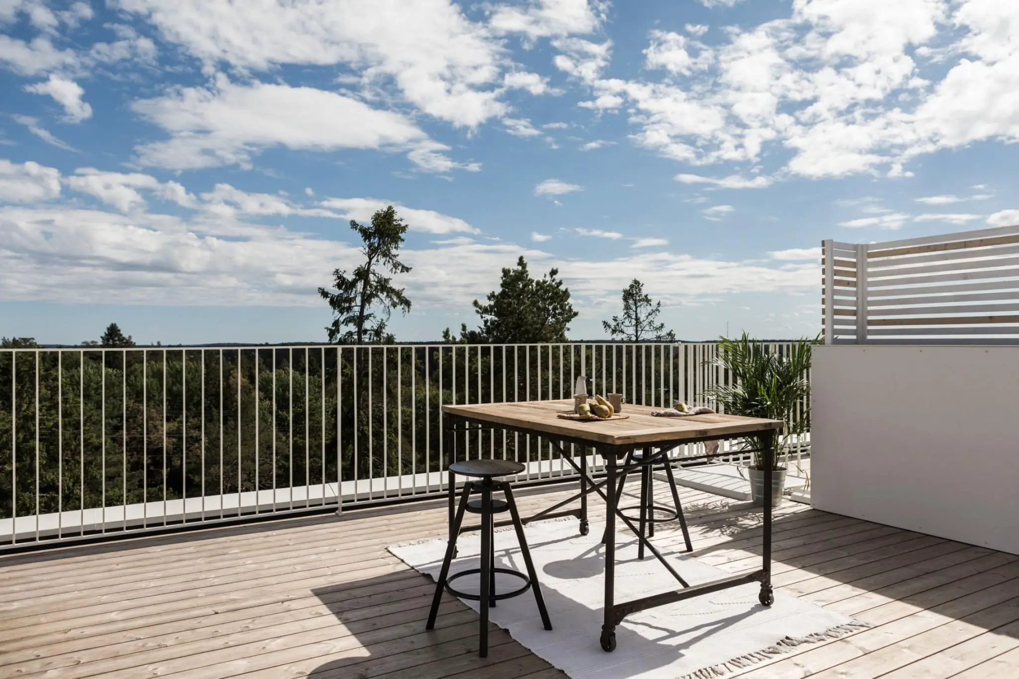 现代木质别墅的屋顶露台与极简内饰设计-18