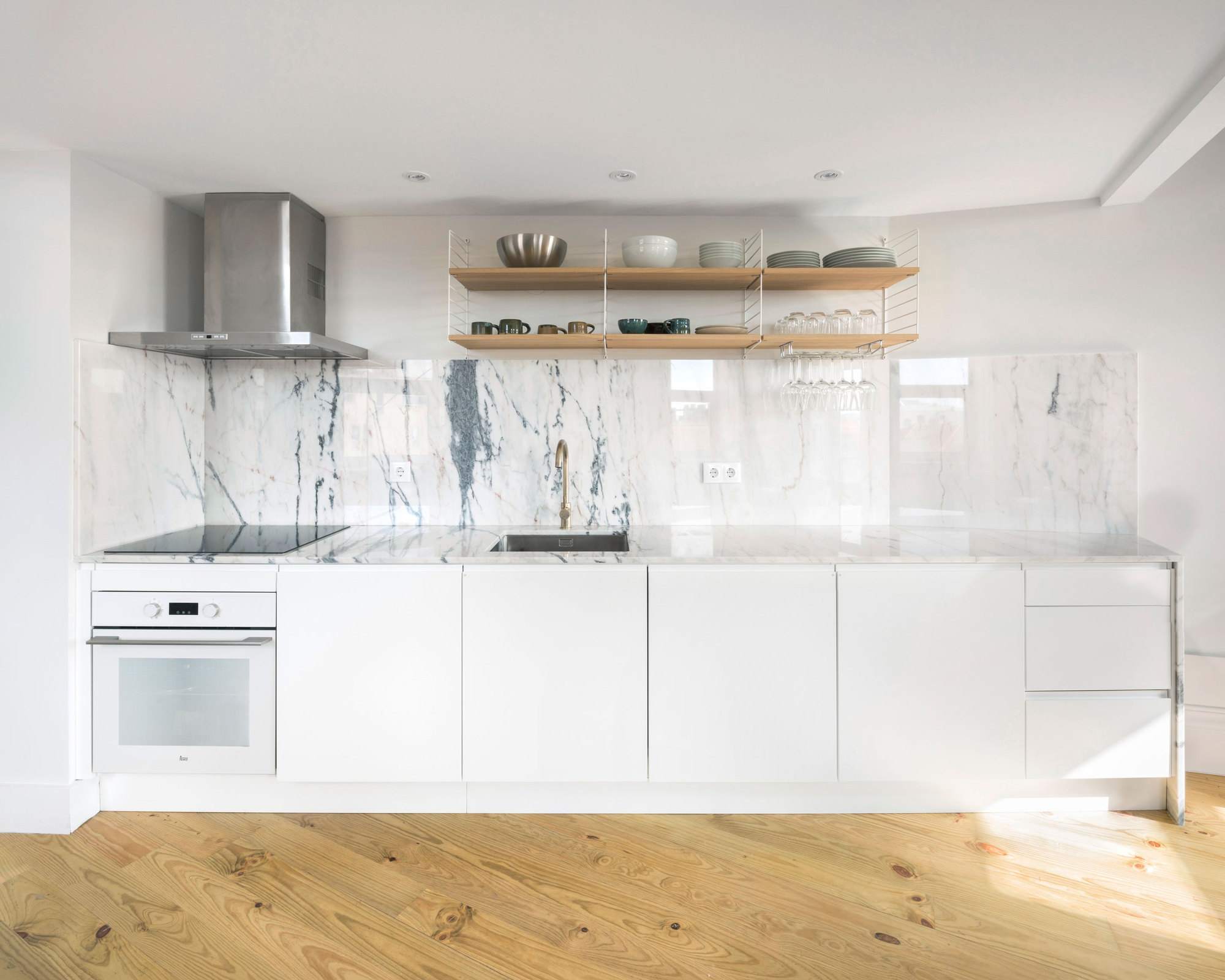 历史中心 19 世纪联排别墅改造，黑白对比展现现代魅力-3