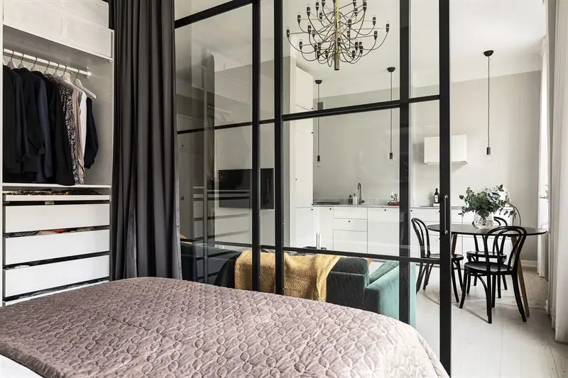 42 平米现代公寓的玻璃隔断、绿色 velvet sofa 设计亮点-7