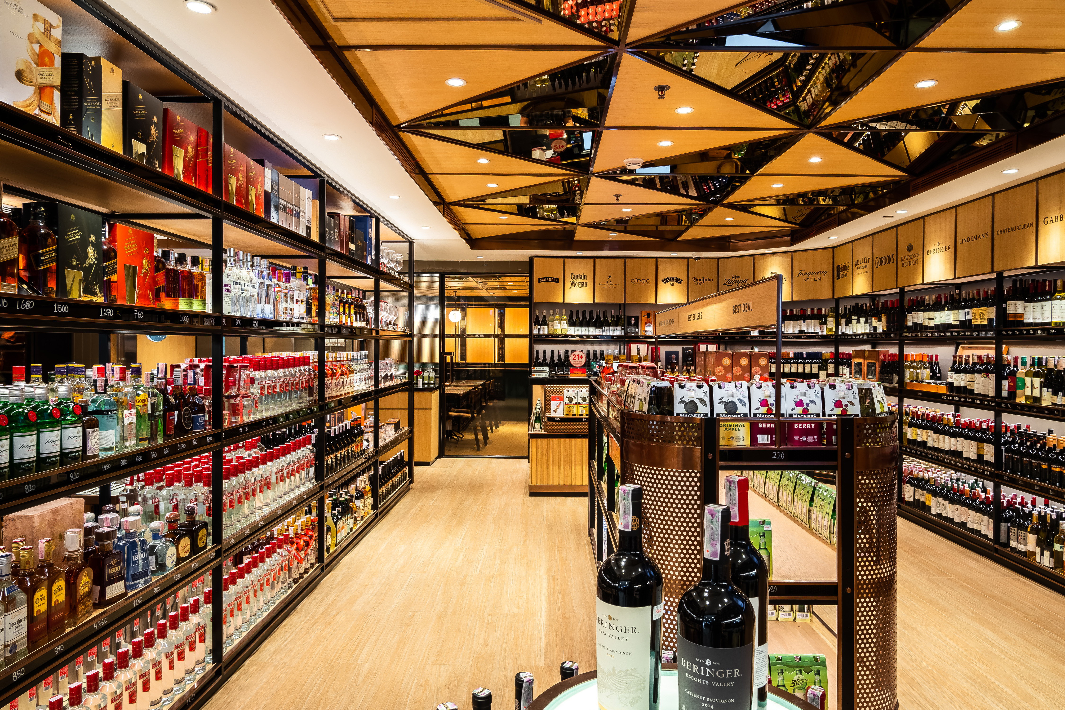 印尼红酒烈酒零售店设计 | 明亮、便捷、休闲-12