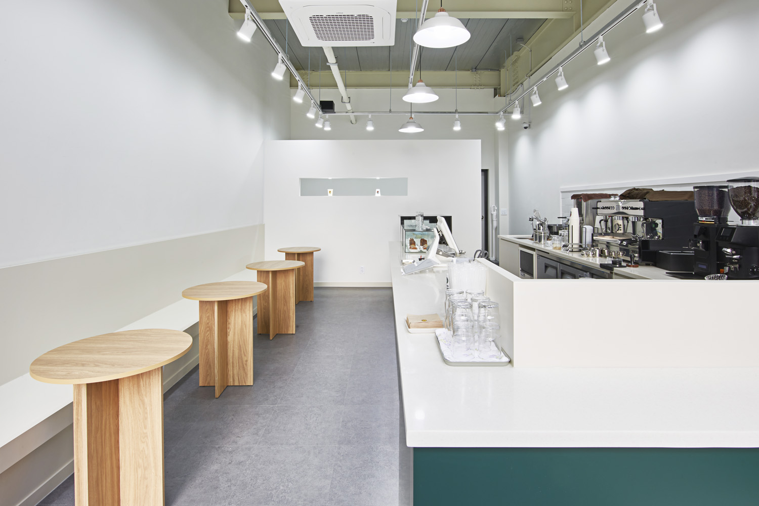 色彩点睛的 14 平米咖啡厅，打造温馨小空间-4