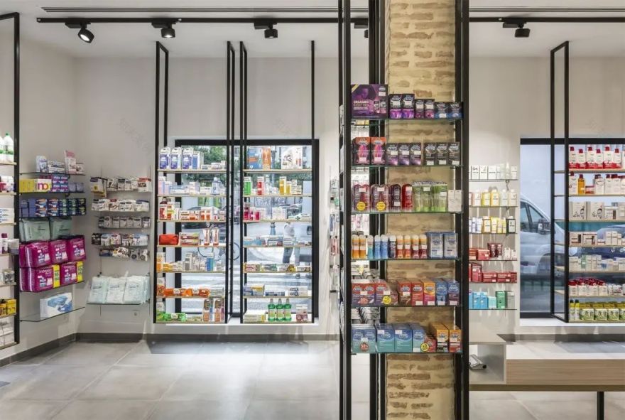 老建筑内的现代药店设计-4