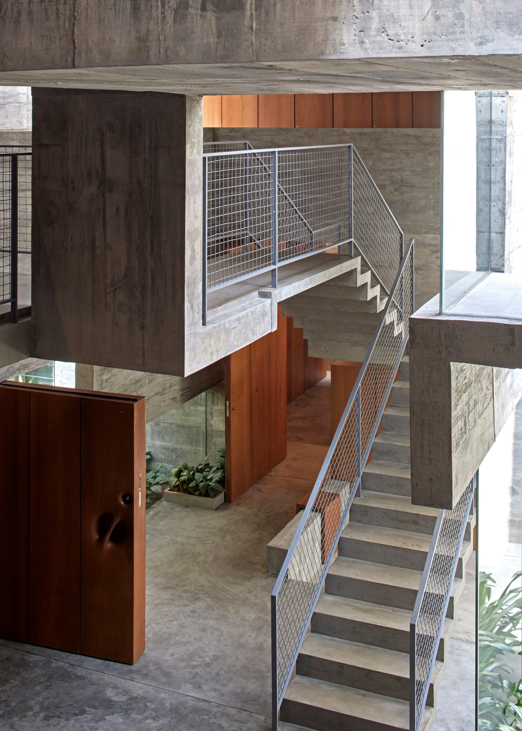 印度混凝土住宅"Cut Bend Fold Play" 融入庭院与传统元素-22