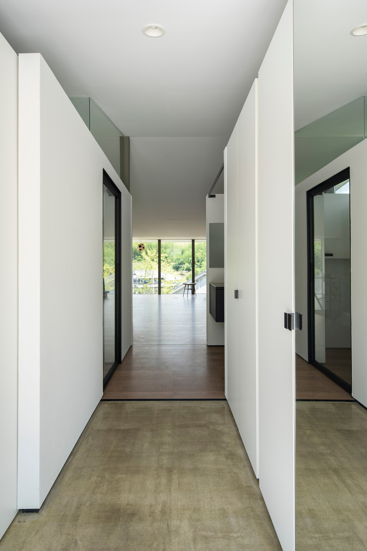 山形坡地上的雅致居所——山本洋平设计的三功能屋顶-7