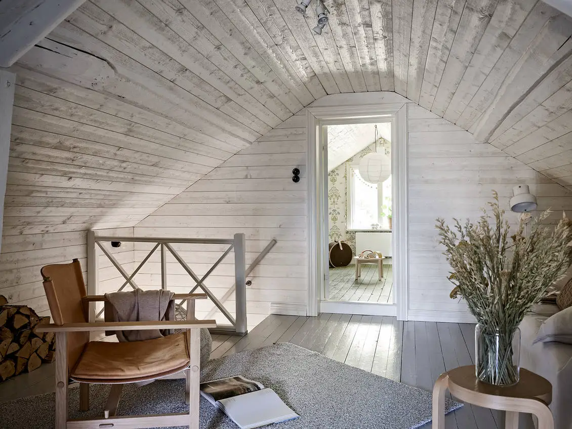 瑞典 19 世纪乡村风情木屋，白色内饰与田园风光完美融合-18