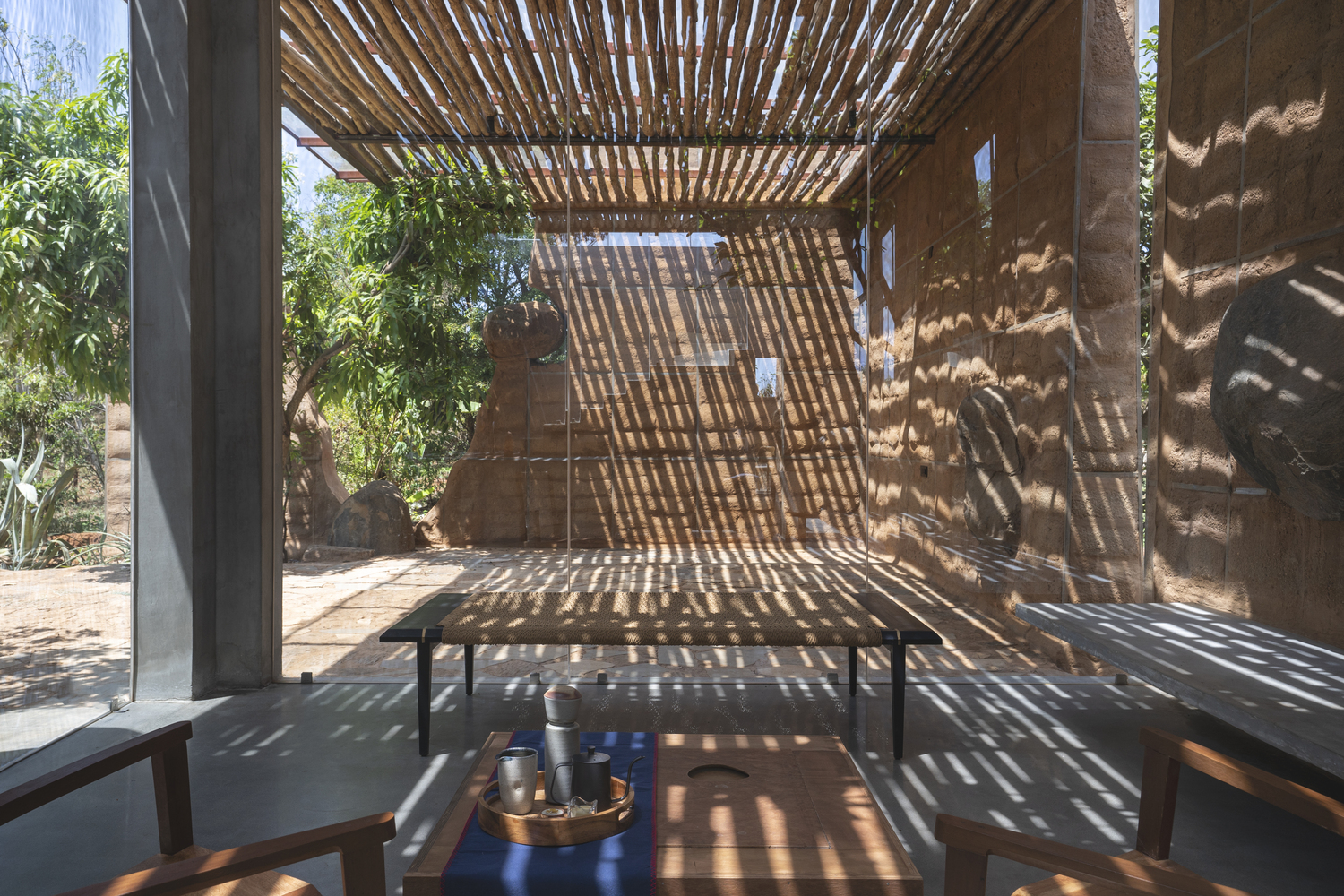 隐于印度荒野的生态友好石墙别墅丨Mitti-23