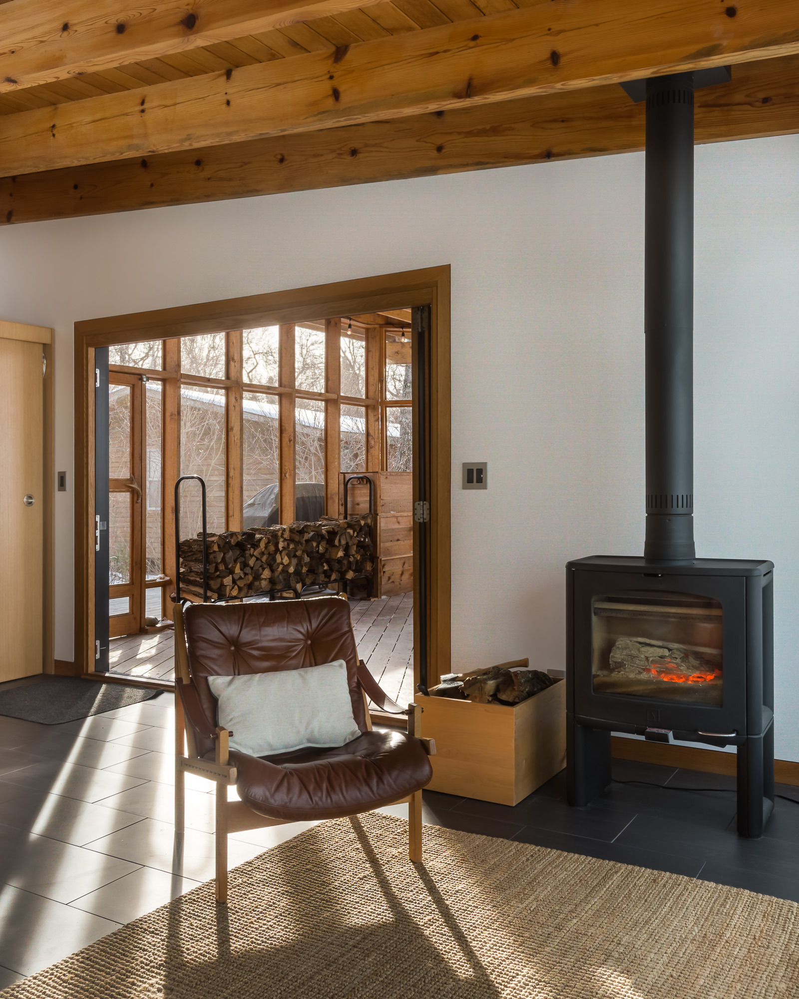 温尼伯湖畔的现代小屋，融入自然的私密空间-18