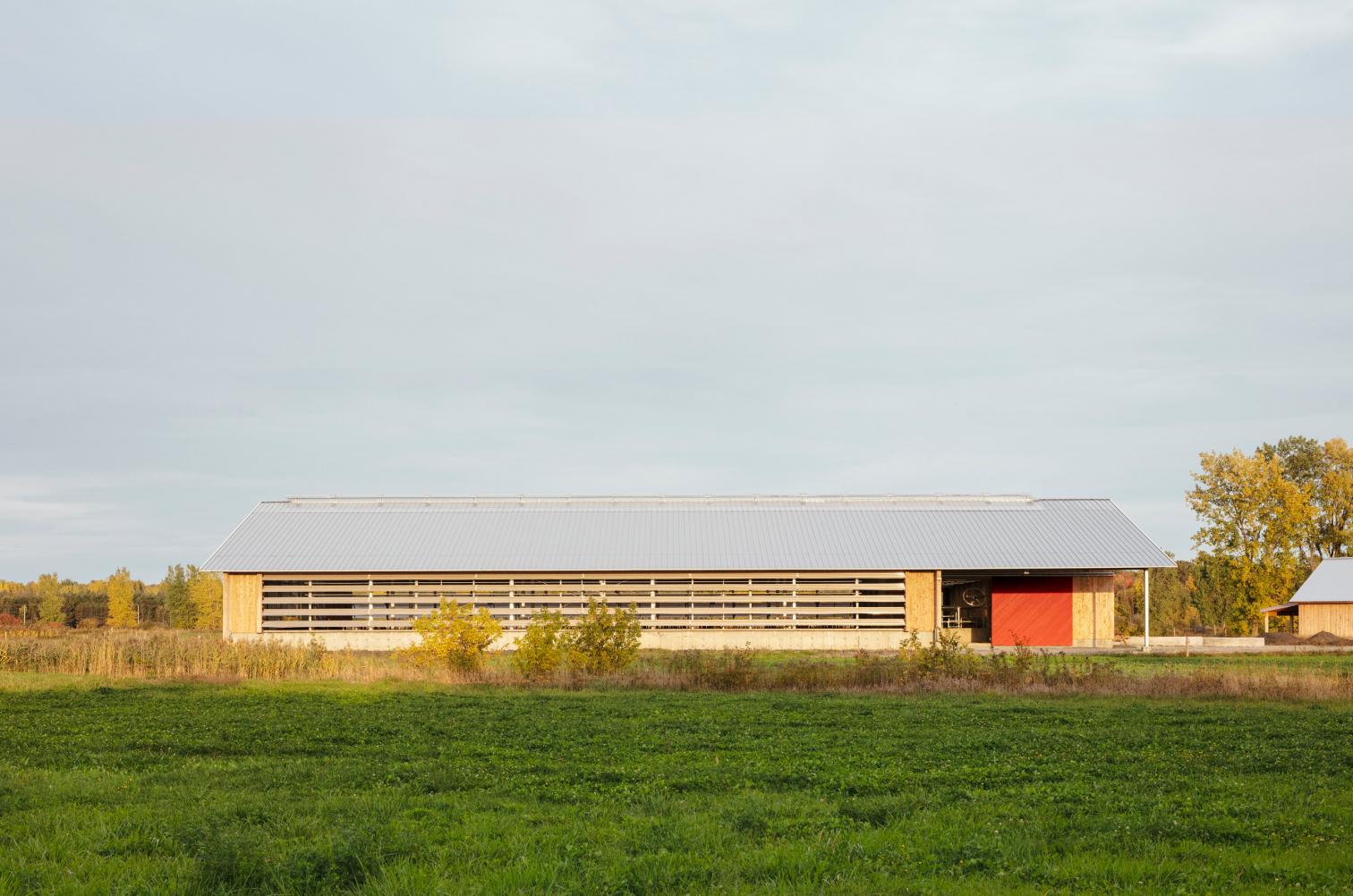 融入自然的奶牛棚设计-5