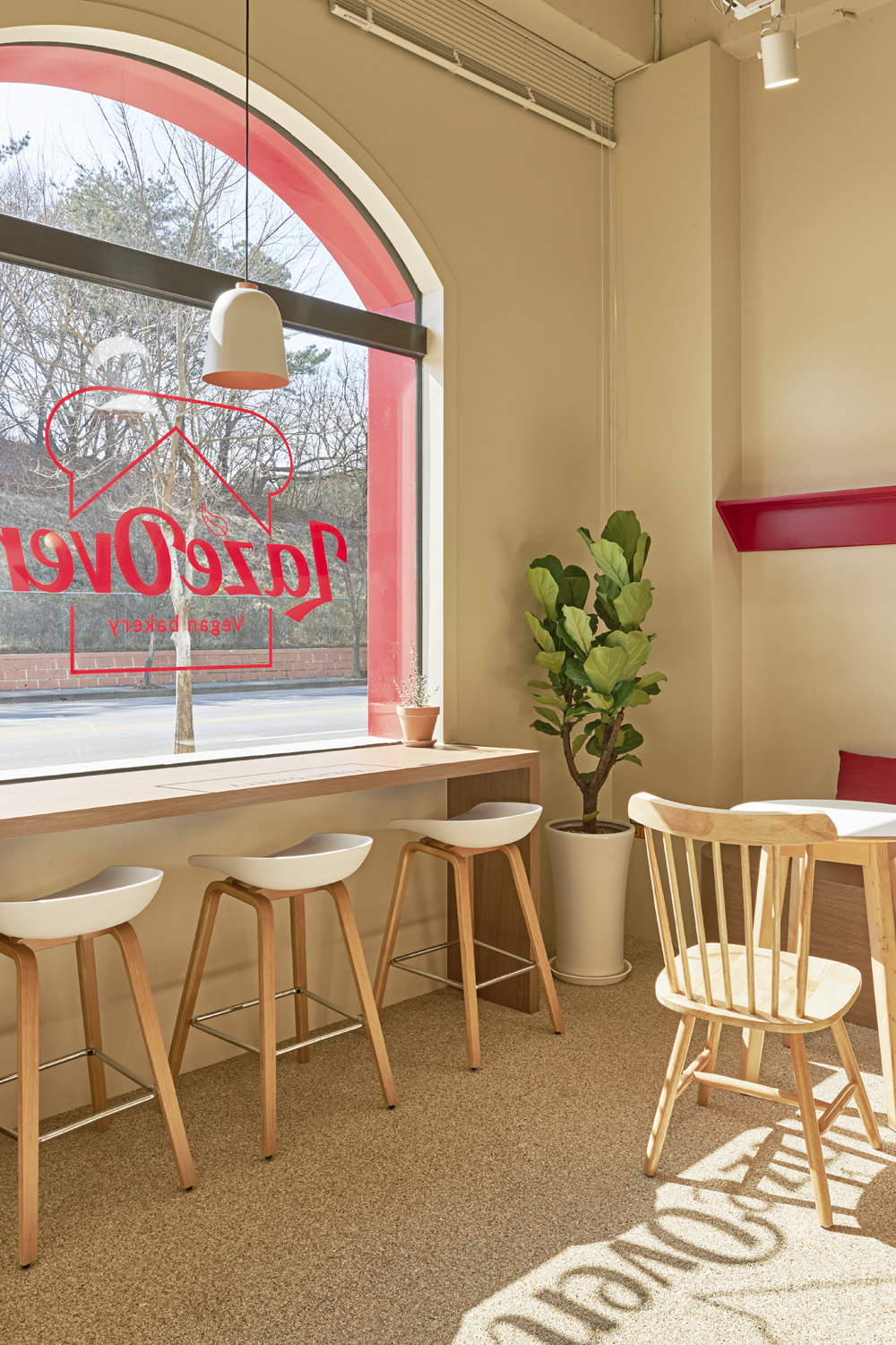 魅力无限的白色木纹 | 莱兹奥凡的 22 平米小型咖啡厅设计-20