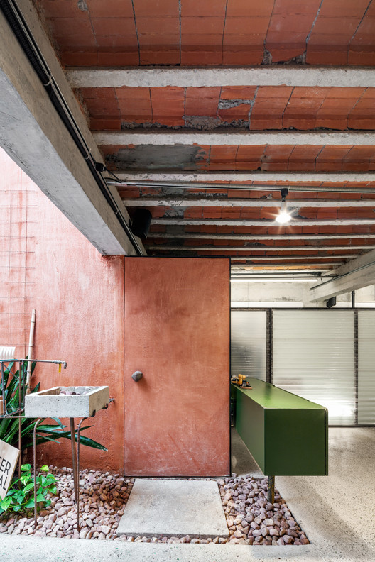 半埋车库变身的绿色时尚店铺-25