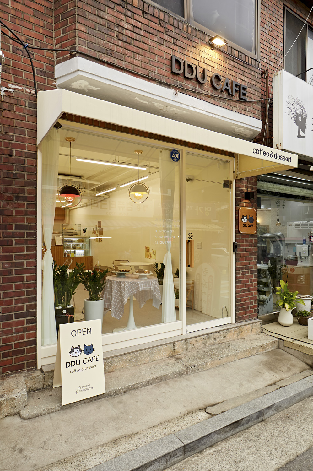 十平米迷你咖啡厅，极简风格的设计魅力-12