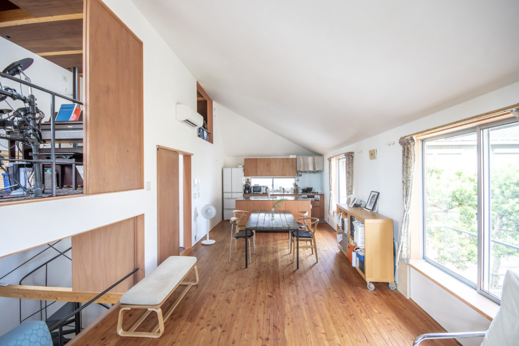 外にも中にも視線が抜けるおおらかなつくりで人が集まる家 | Architecture | 100%LiFE-2