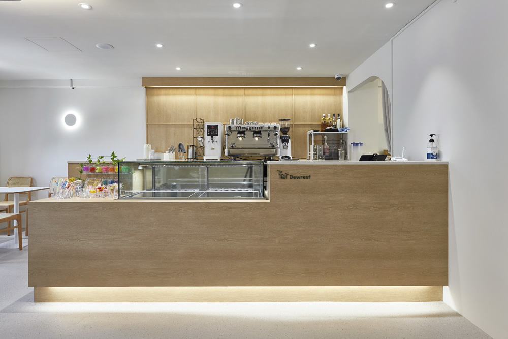 "白色&木质，现代设计的 30 平米咖啡厅"-4