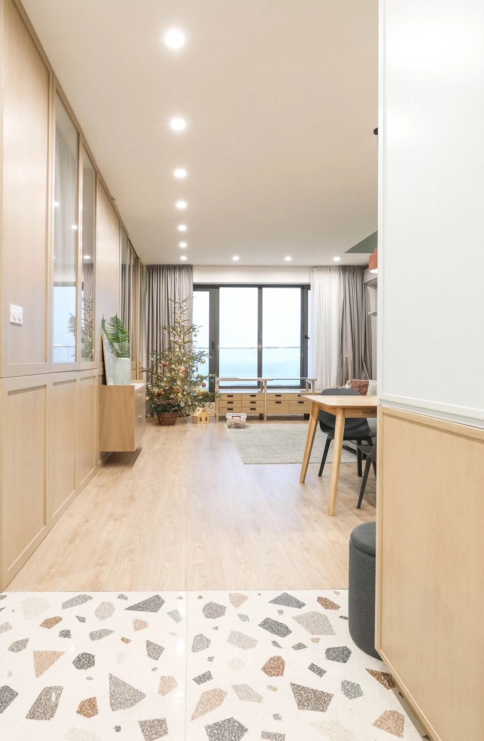 色彩项目 · 充满艺术气息的 2021 年家庭公寓设计丨保加利亚布尔加斯丨Think Forward-18