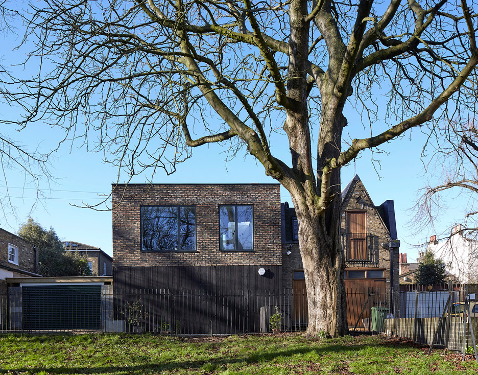 伦敦保护区内的现代砖木住宅-7