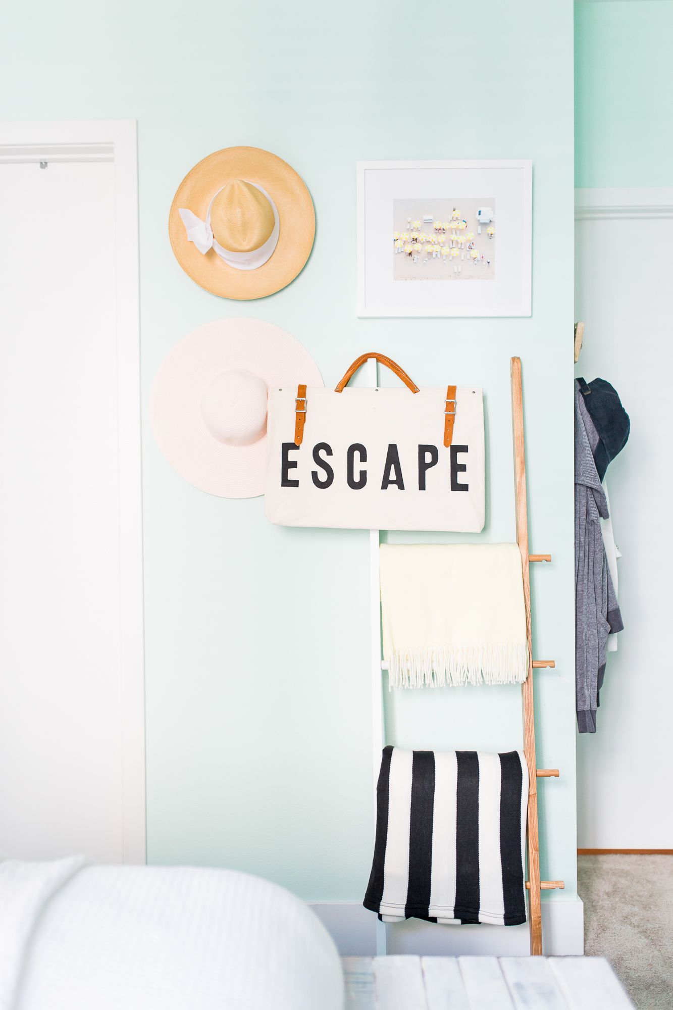 40 Beach Themed Bedroom Ideas to Take You Away-24