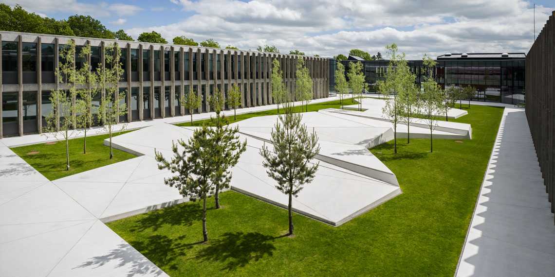 丹麦海宁体育馆折形混凝土庭院-1