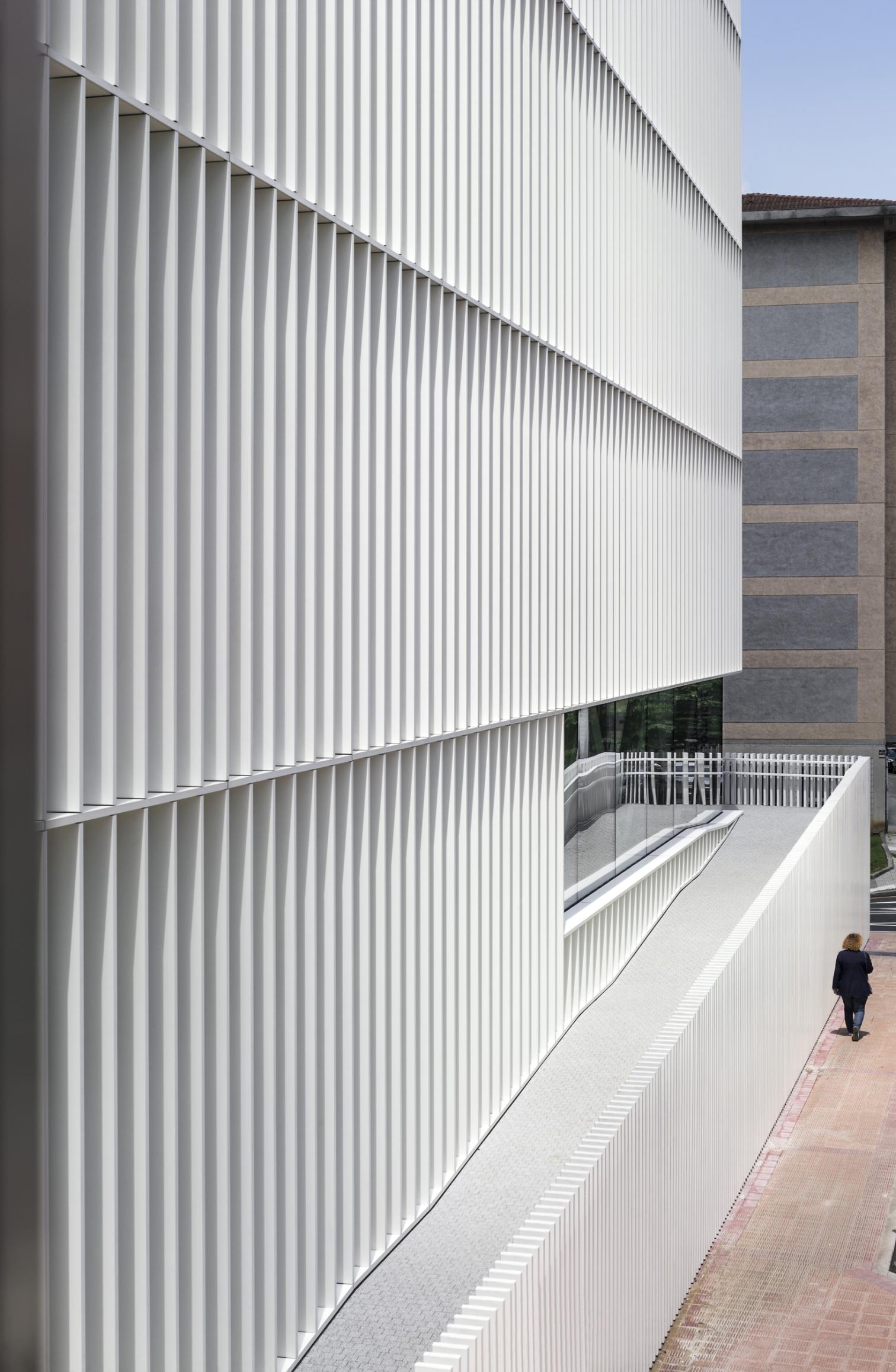 白色网格立面的新医疗建筑 | Idom 的生物十字学院设计-11