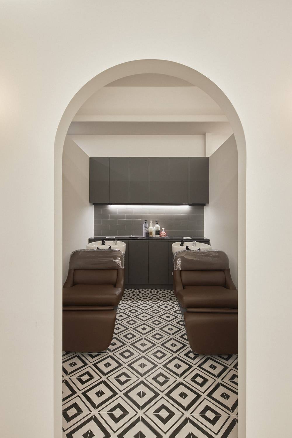 15 坪现代简约美容院，白色调诠释极简美学-12