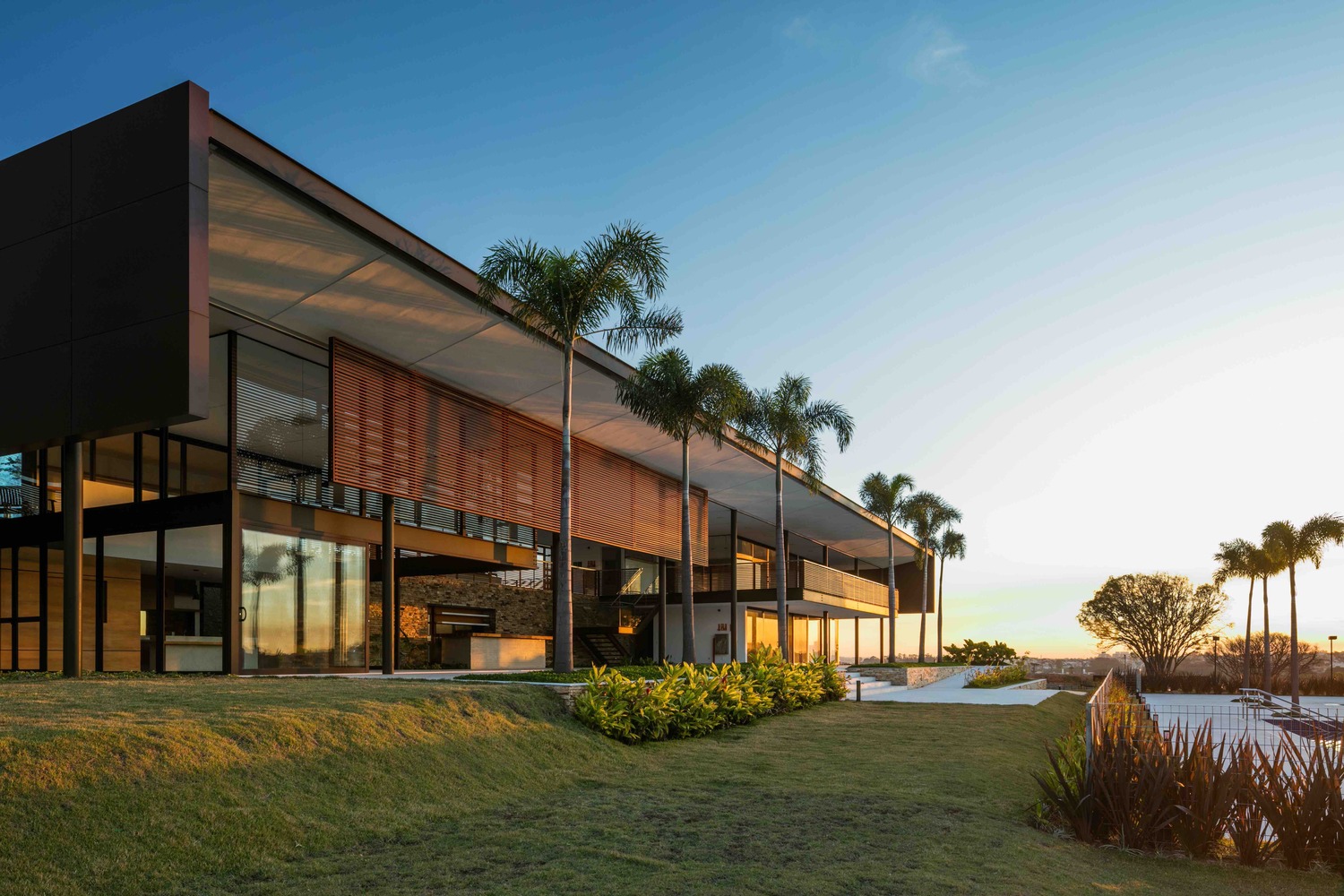 巴西自然景观中的社交俱乐部总部-32