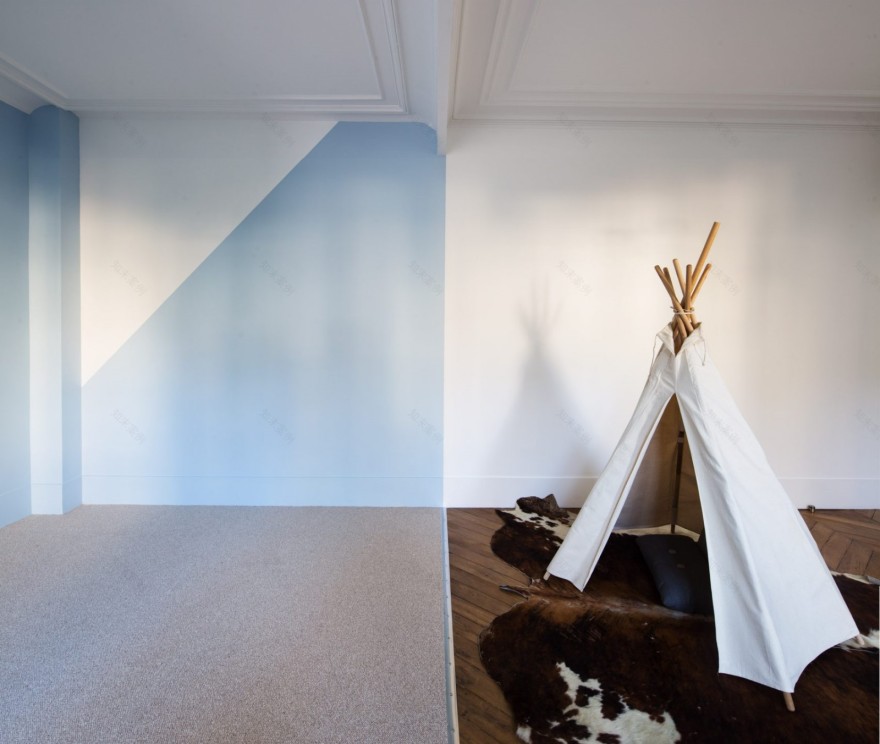 巴黎:公寓更新了细长的白色楼梯和深绿色的厨房-17