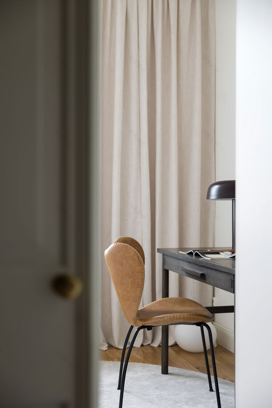 位于斯德哥尔摩带黑白厨房的优雅转角公寓-13