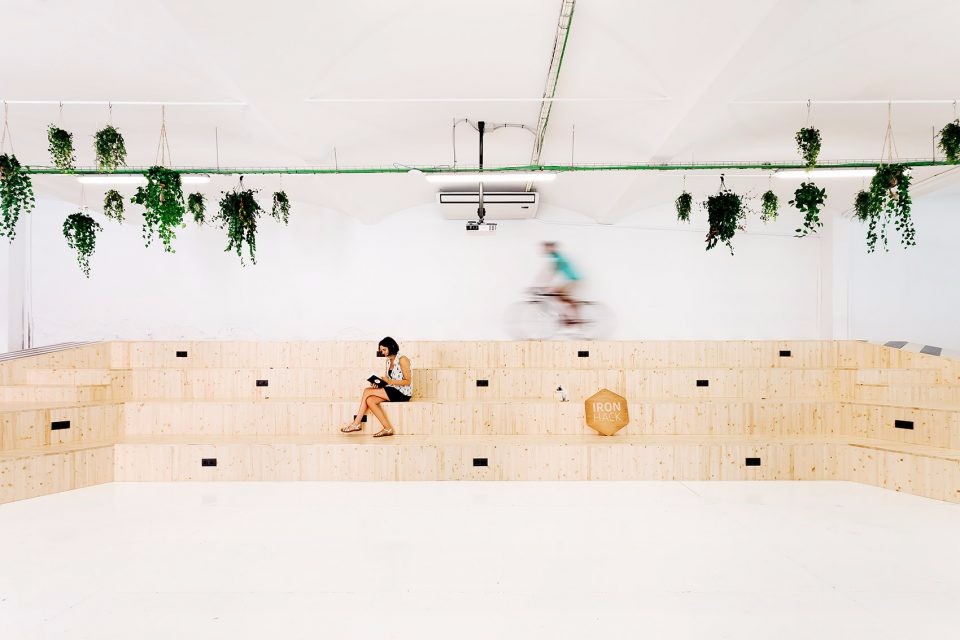 西班牙海滨特色风格的编程办公空间丨西班牙巴塞罗那丨Mariana de DelásMeta Studio-11