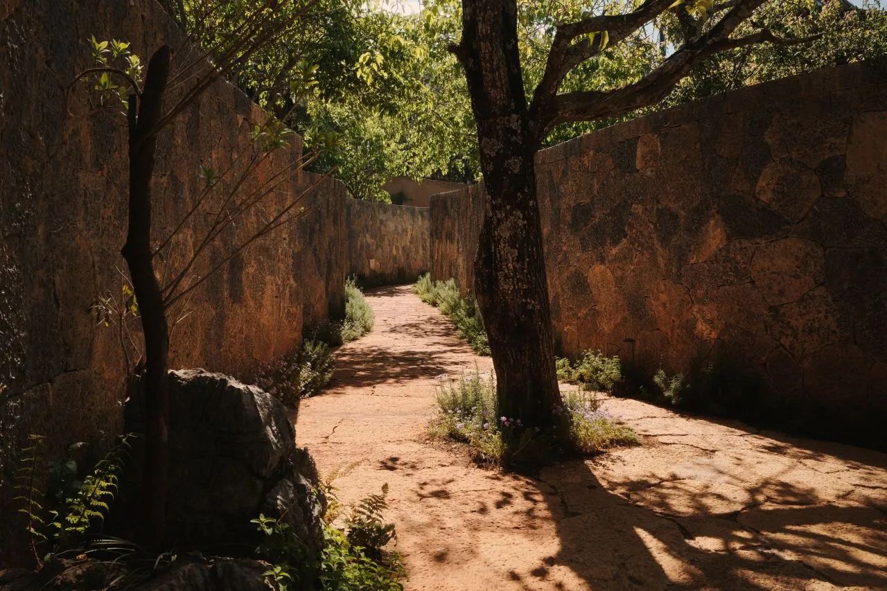 在洱海边爆红后，八旬用12年造伙山酒店，一砖一石皆用情-28