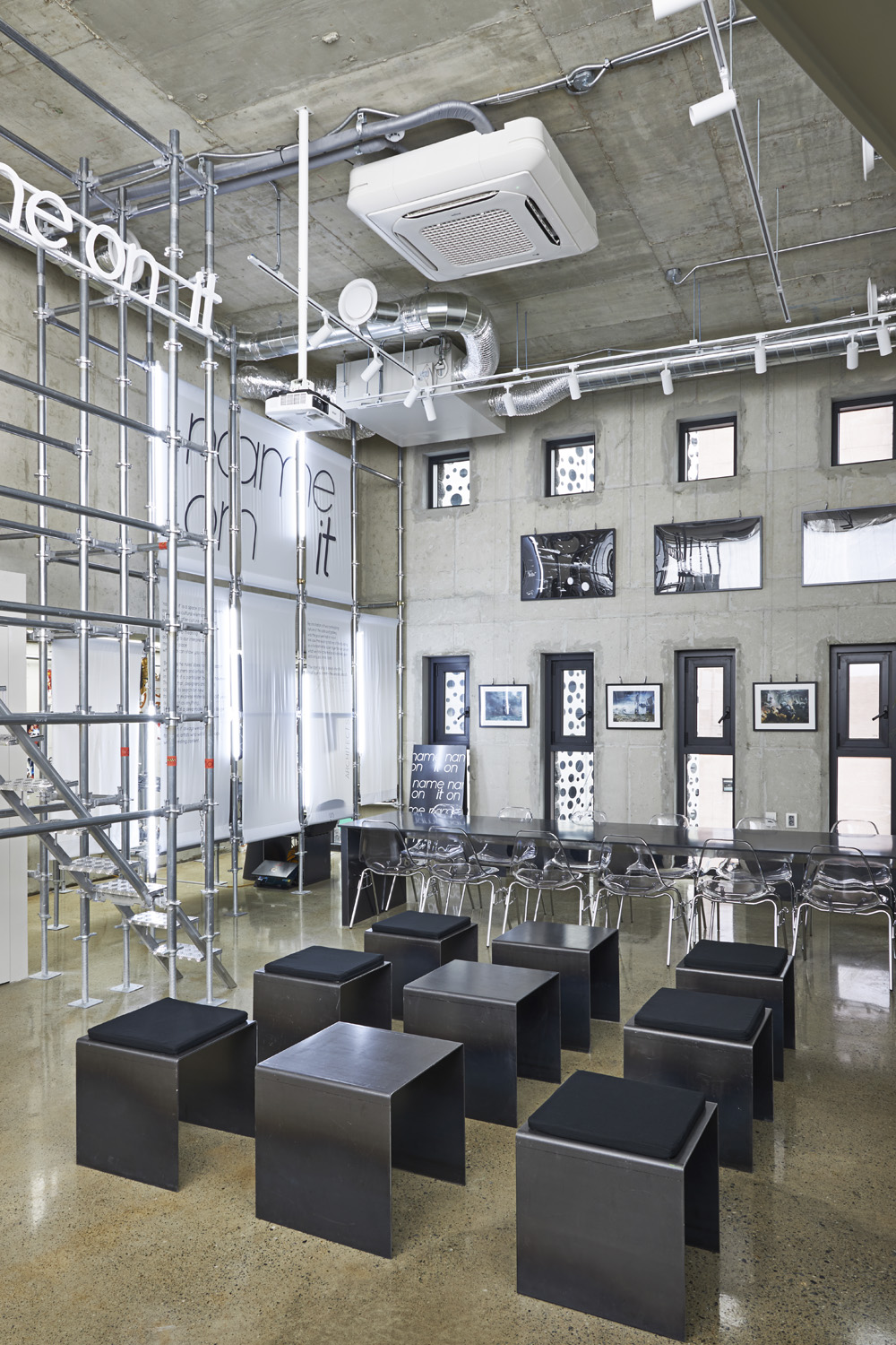 金属材质打造独特氛围的 50 平米咖啡厅-8