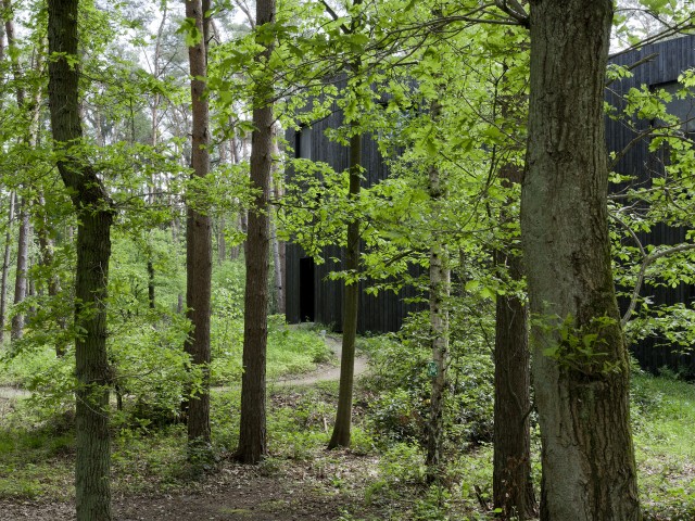 拉尔村的房子

注：aan‘t是荷兰语aan het的缩写形式，Huis aan‘t Laar可能是一个具体的地名、建筑名等，Laar可音译为拉尔 ，整体大致可理解为拉尔附近的房子 ，这里采用拉尔村的房子这种较常见的表达如果有更多背景信息，翻译会更精准 丨比利时丨51N4E（Johan Anrys等）-35