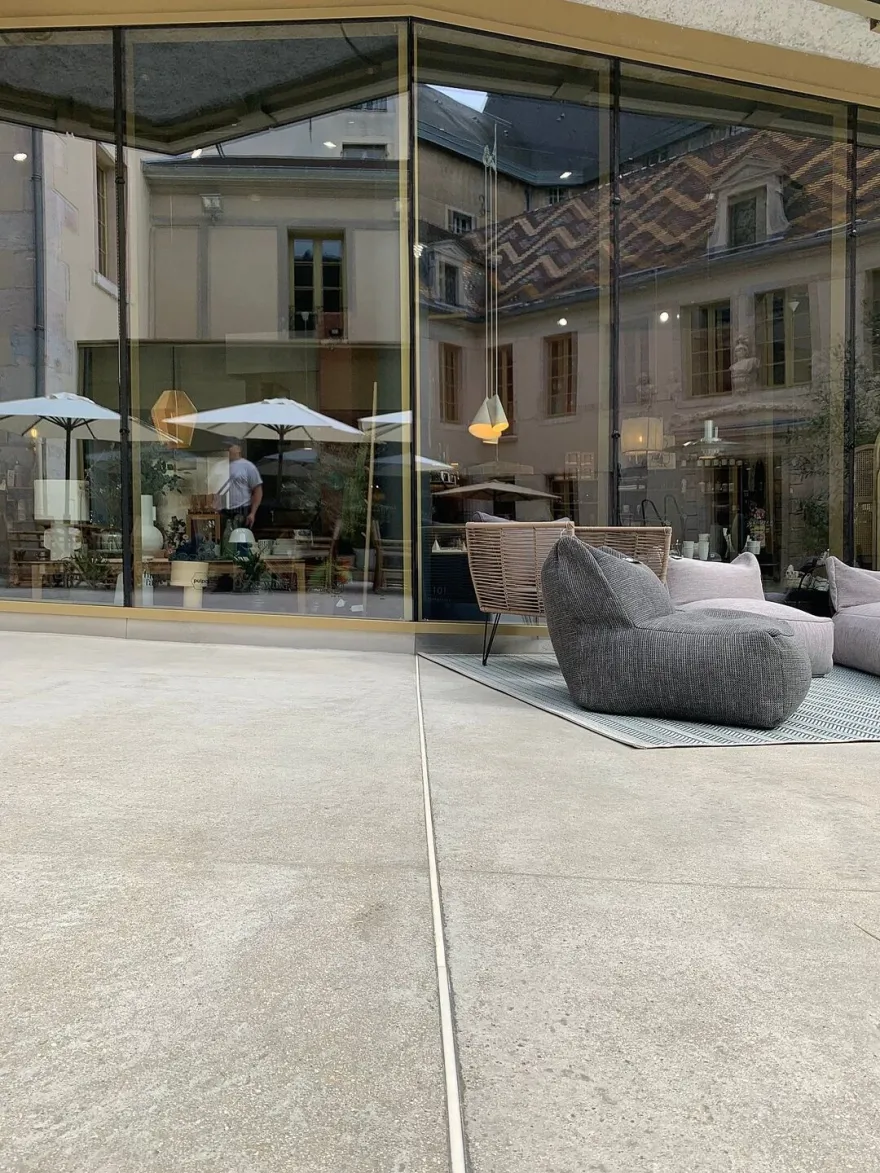 法国迪戎 Cour Bareuzai 历史建筑里的现代绿色办公空间-13