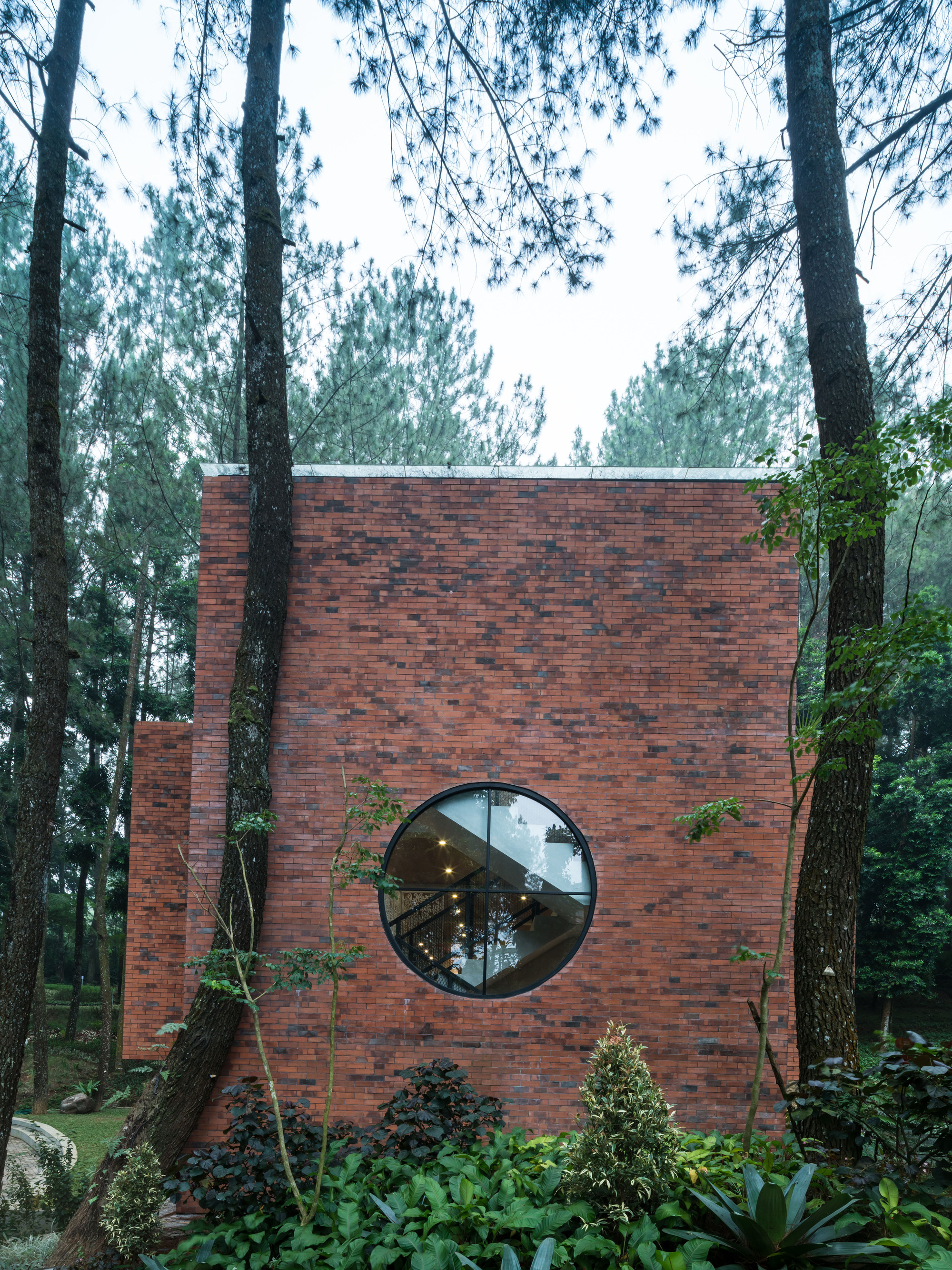 The Lakehouse Restaurant / LUWIST-37