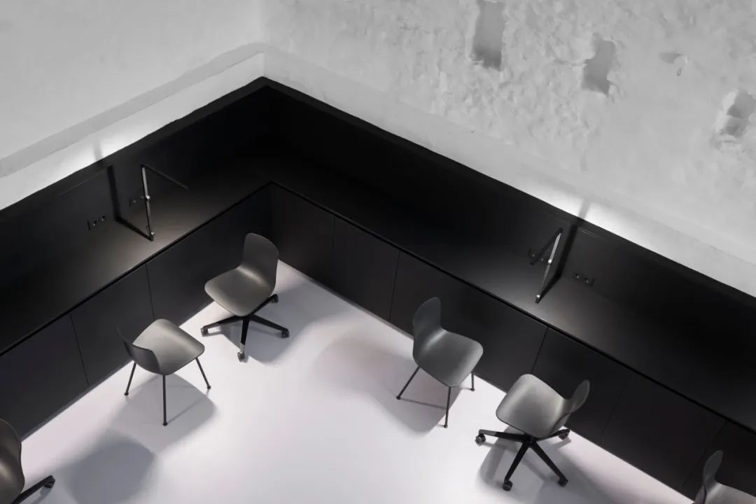 德国奥斯纳布鲁克 Vacuo 纹身工作室,历史建筑中的极简美学-0