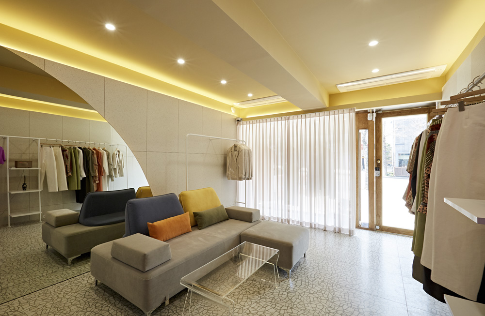 简约照明点亮 13 坪女性服装店-7