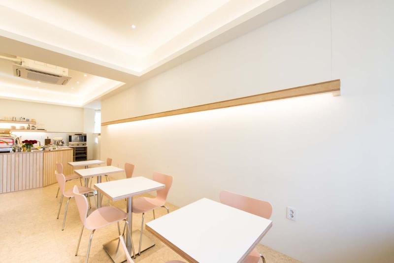 简约照明打造 17 坪咖啡厅-9