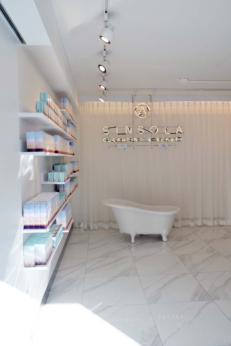 简约白诠释美妆品牌展示空间-6