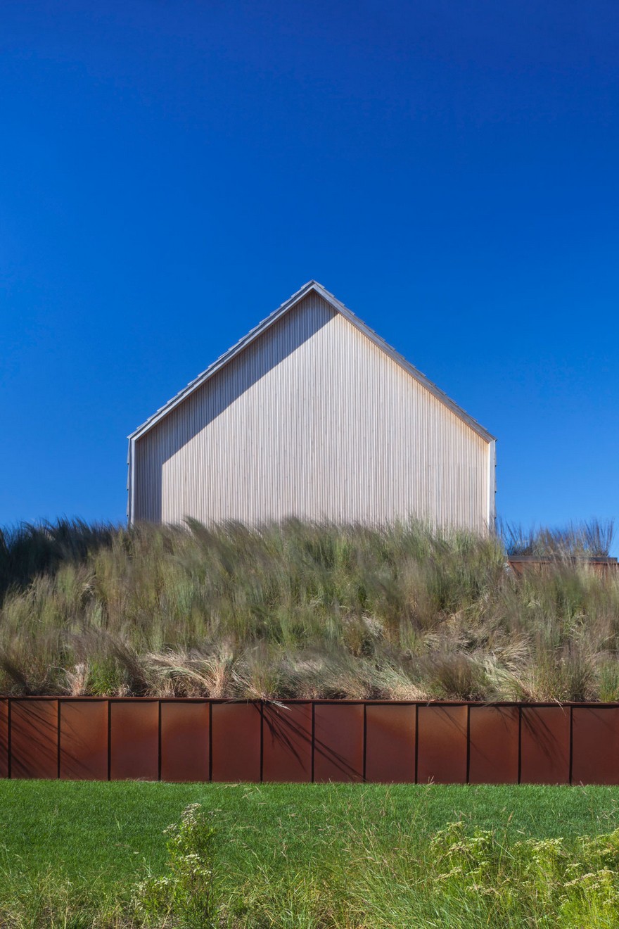 This Hamptons House Features Warm, Earthy Tones and a Modern Interiors-29