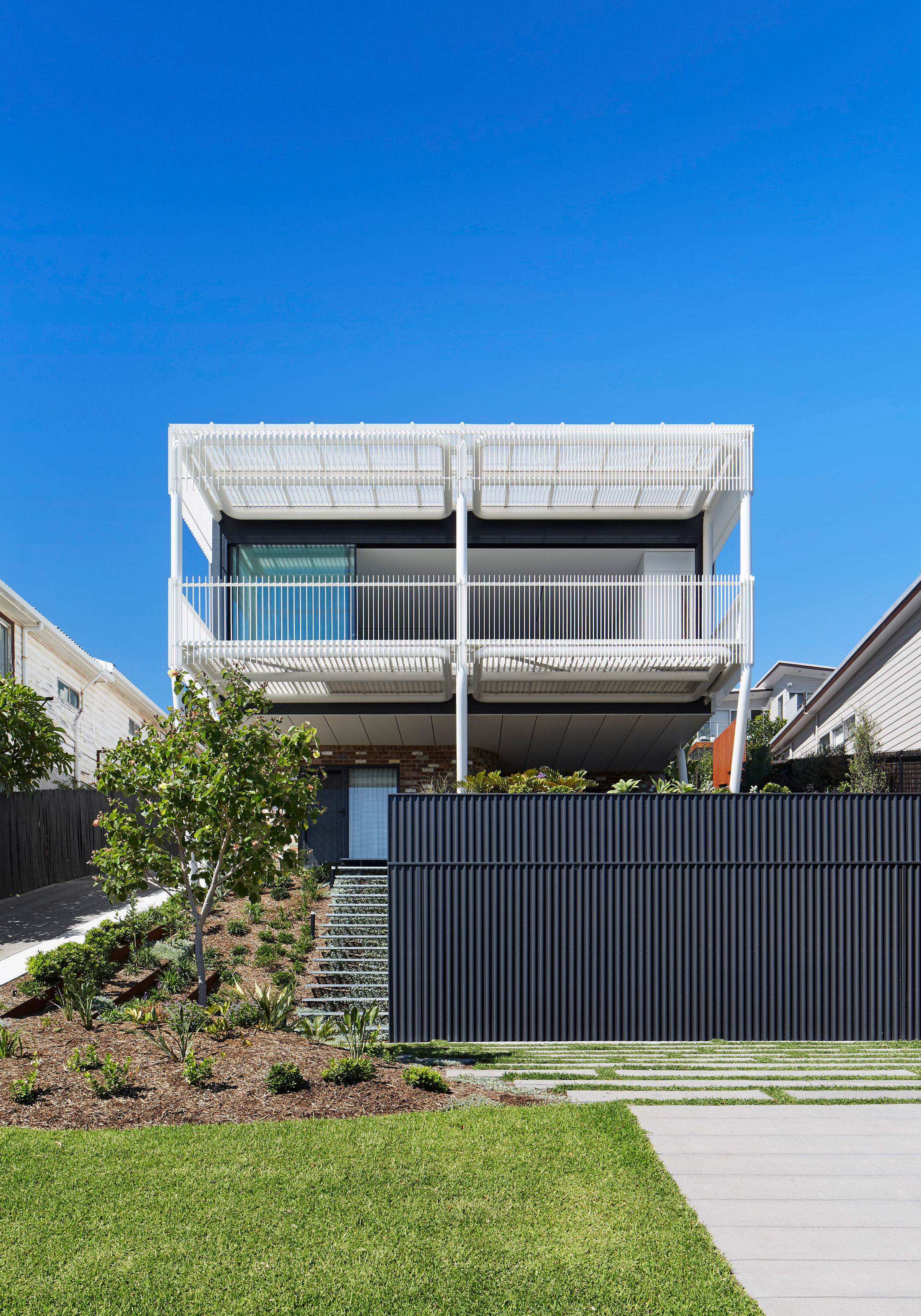 Giant "paperclips" support living spaces and balcony at New South Wales home-5