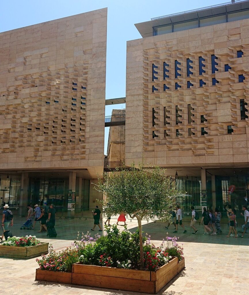 马耳他瓦莱塔城市更新项目（含城门,议会大楼,露天剧院）丨瑞士瓦莱丨以意大利建筑师伦佐·皮亚诺为首的团队-42