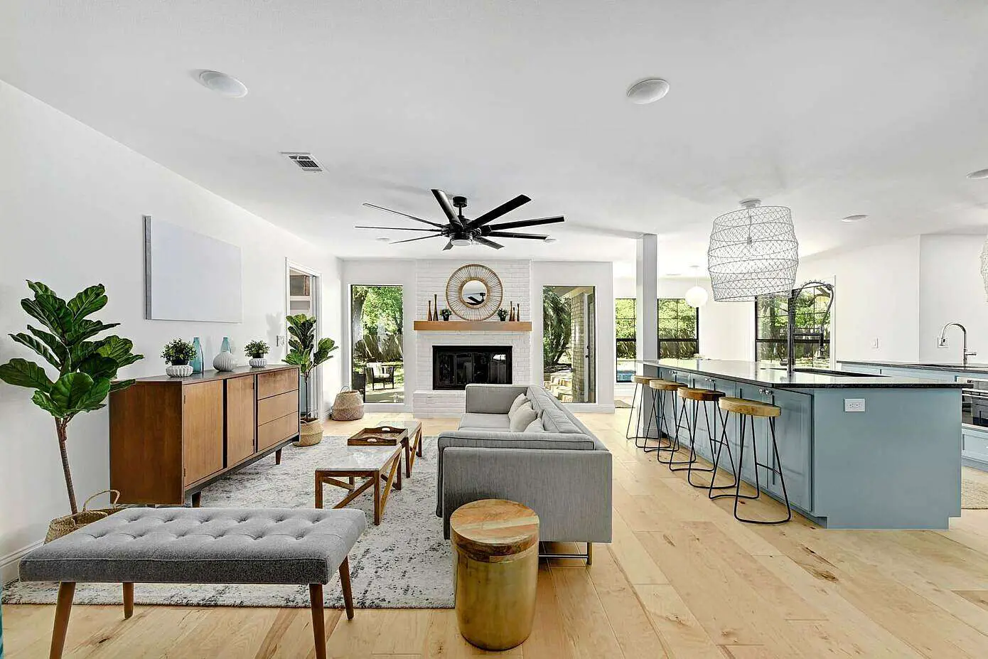 个性墙纸打造独特餐厅,翻转德州住宅视觉体验-4