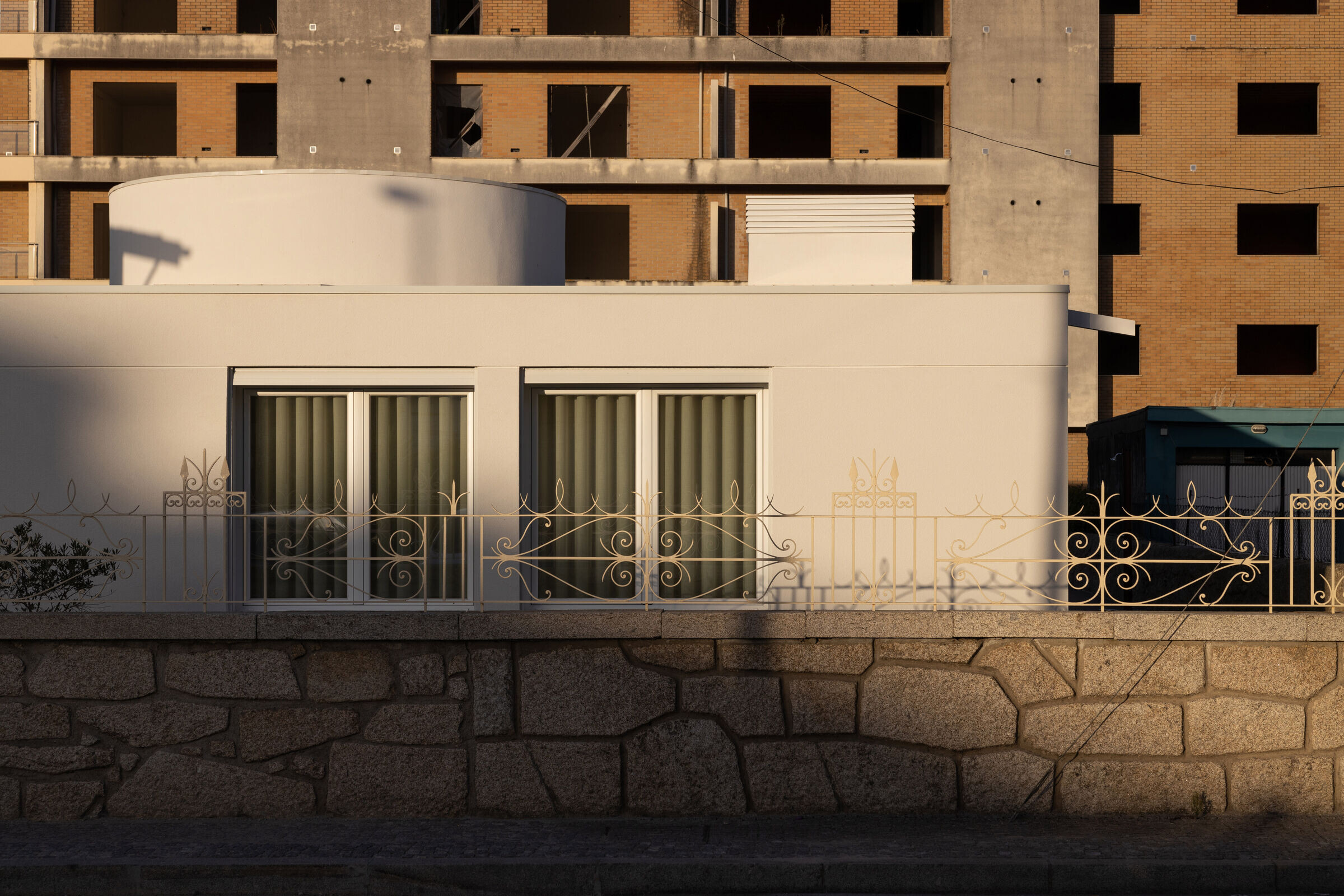 葡萄牙 Middleyard · 私密中庭丨LIMIT studio-30