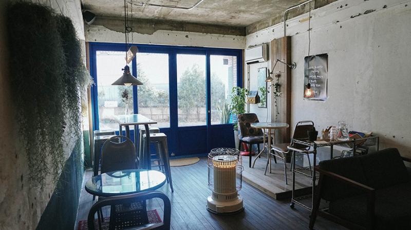 十坪闲置空间变身清新咖啡馆-5