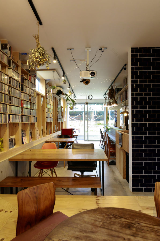 “間”を紡ぐ建築家の自邸自在に姿を変える空間が暖かなコミュニティを育む | Style of Life | 100%LiFE-6