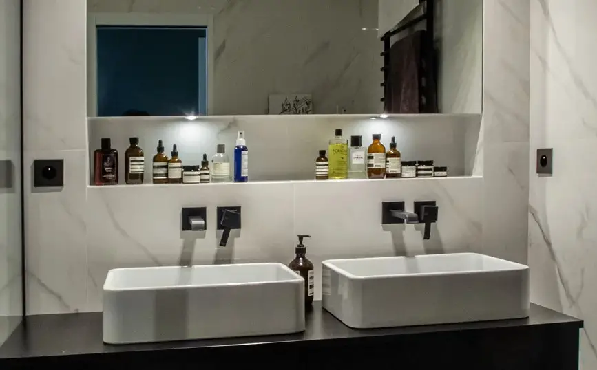 巴黎百年建筑中的温暖现代公寓-15