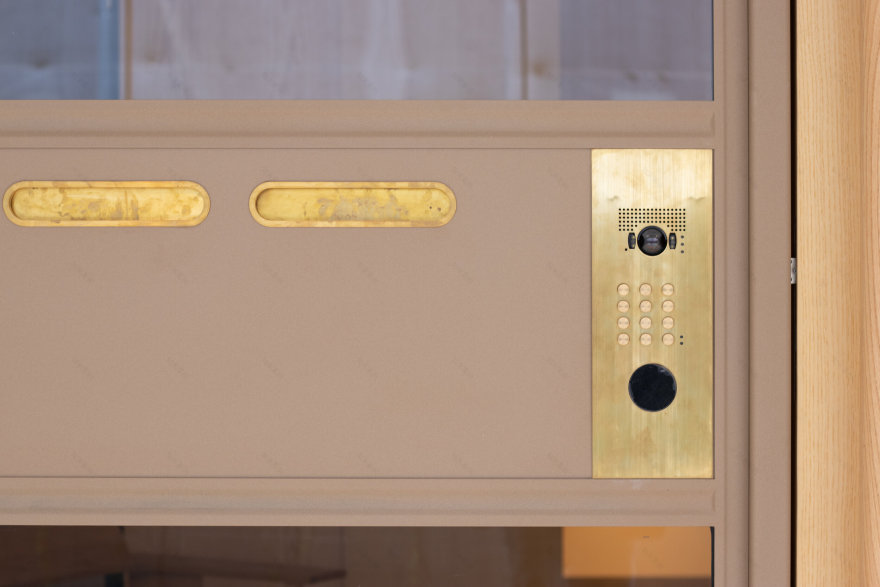 华沙6号
注:VARSOVIA是拉丁语中华沙(波兰首都)的名称这里6推测可能是编号之类,由于缺乏更多背景信息,按常规理解翻译为华沙6号 -12